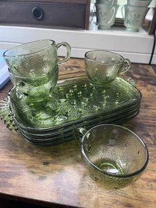 Hazel Atlas Lágrima Verde Snack Almuerzo Bandejas de Vidrio con Tazas Juego de 4 - Imagen 1 de 13