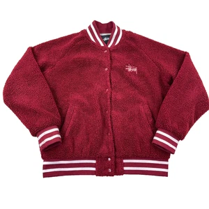 Chaqueta Universitaria Stussy Micah Mujer Pequeña Roja Borgoña Sherpa Pila Profunda Retro Snap - Imagen 1 de 15