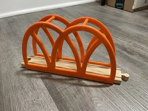 Ponte ferroviario in legno Ikea Lillabo con archi arancioni - Foto 1 di 6