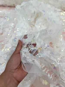 Tela de encaje blanco floral 3D con lentejuelas holograma y bordado iridiscente: así - Imagen 1 de 9