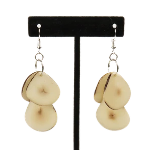 Pendientes colgantes de triple lágrima blancos nuez de tagua orgánica - hechos a mano - Imagen 1 de 1