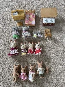 Calico Critters Sylvanian viele Figuren Möbel Küche Hase Känguru Koala - Bild 1 von 17
