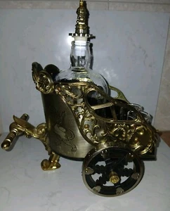 VINTAGE CARRIAGE DECANTER WITH 4 SHOT GLASSES - Picture 1 of 15