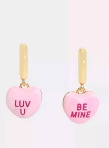 Betsey Johnson Think Pink Pink Conversation Heart Mismatch Huggie Hoops Neu im Karton - Bild 1 von 1