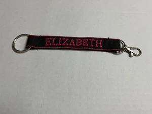Elizabeth bestickte Namensarmband Schlüsselanhänger Schlüsselanhängsel mit Verschluss schwarz und pink - Bild 1 von 3