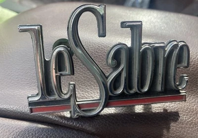 Buick LeSabre 1966 emblema de parrilla/placa de identificación original GM 1379546 PMC1 Foto 1 de 4