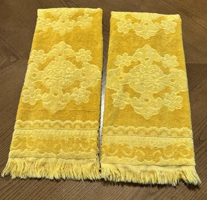 2 Vintage 70er Jahre Badetücher Goldmedaillon Fransen Gold strukturiert 40" x 22" - Bild 1 von 4