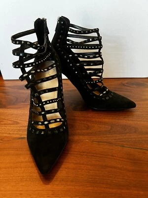 Zapatos de salón Fergie Aubree negros con correas de tachuelas de cuero talla 9 cremallera trasera tacones de 4 pulgadas Foto 1 de 4