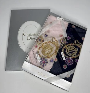CHRISTIAN DIOR Algodón Rosa y Azul Floral Juego de 2 Piezas 18.5×18.5 Nuevo en Caja - Imagen 1 de 7