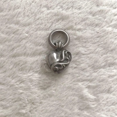 Dije Corazón Corazones Cromados, Auténtico, con Cruz y Bolsa de Cuero de Japón Foto 1 de 4