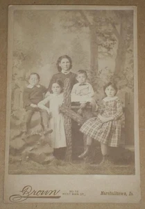 KABINETTFOTO, FRAU UND KINDER, BROWN STUDIO, MARSHALLTOWN, IOWA - Bild 1 von 1