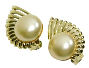Pendientes Cabujón Perla Imitación Tono Dorado Perla Vuelo De Colección Sarah Coventry - Imagen 1 de 3