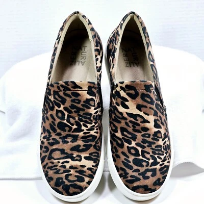 Zapatos cómodos Naturalizer Marianne para mujer talla 7,0 W sin cordones estampado de leopardo  Foto 1 de 4