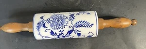 VINTAGE blaue Zwiebel Porzellan Rollstift mit Makers Stempel LOOK selten - Bild 1 von 8