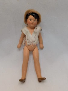 Antigua muñeca de casa de muñecas Bisque Boy pintada en frío de 3,25" como encontrada Alemania años 1920-1930 - Imagen 1 de 11
