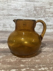 Brocca in vetro fatta a mano Artland Iris 90 oz in ambra con semina a bolle - rara - Foto 1 di 12