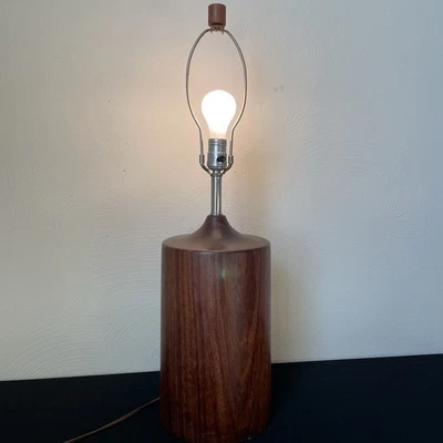 Lámpara de mesa danesa moderna de teca con forma de cilindro de madera torneada MCM con remate Foto 1 de 4