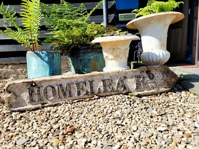 Una encantadora señal de tráfico victoriana de hierro fundido Homelea hogareña  Foto 1 de 4