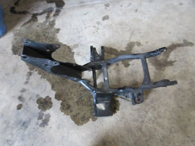 03-10 SUZUKI GZ250 MERODEADOR SUBCHASIS DELANTERO SUBCHASIS MOTOR CUNA JS Foto 1 de 4