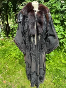 LARP - Dunkler Mantel mit aufwändigen Lederapplikationen und Fell - Bild 1 von 9