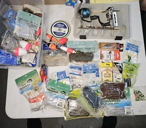 Lotto misto articoli da pesca esche, vermi, ami, pesi, mulinello - Foto 1 di 3