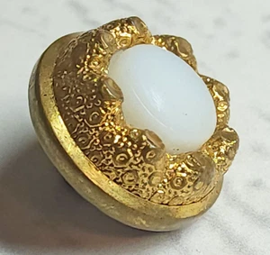 Antiguo botón de chaleco de latón dorado con joyas de vidrio de leche blanco - Imagen 1 de 5
