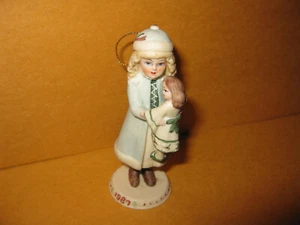 ORNAMENTO NATALIZIO, BAMBOLA DA BAMBINA, JAN HAGARA ROYAL ORLEANS, AGRIFOGLIO 1987 - Foto 1 di 9
