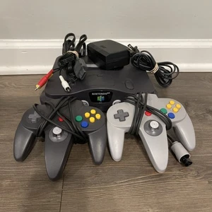 Nintendo 64 Videospielkonsole mit zwei Controllern und Kabeln getestet - Bild 1 von 13
