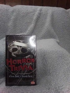 Twisted Terror Horror Trivia Gioco per Gioco Notte Nuovo Sigillato Halloween Fun  - Foto 1 di 2