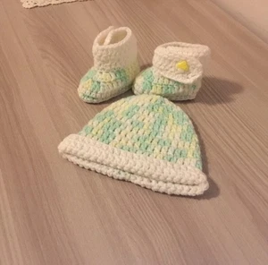 Scarpette e cappellino neonato, uncinetto, lana baby - Foto 1 di 1