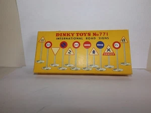 DINKY TOYS NO. 771 INTERNATIONAL ROAD SIGNS SET MIB - Picture 1 of 4