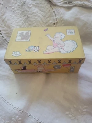Caja Zapatos Bebé Vintage, Fondo Amarillo, Adorables Ilustraciones Foto 1 de 4