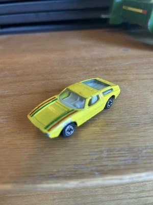 Maserati amarillo años 80 sin marca '70 con rayas rojas y verdes Foto 1 de 4