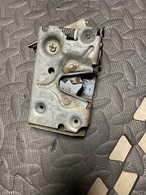 Ford Mustang 1979 cerradura puerta pasajero mecanismo pestillo puerta golpeadora derecha Foto 1 de 4