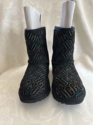 Botas UGG Clásicas Gráficas Puntada Niños Negras Talla US 6 NUEVAS SIN CAJA Foto 1 de 4