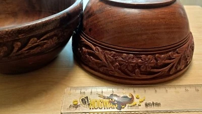 Un par de cuencos de palo de rosa Napoli Himalaya grabados a mano del Tíbet Foto 1 de 4