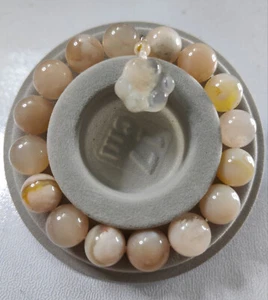 Brazalete de cuentas elásticas de ágata con flores de cerezo naturales de 13 mm con adorno de pata de gato - Imagen 1 de 6