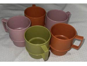 Lote de 5 tazas de café apilables Tupperware cosecha y rosa - Usadas en excelente estado - Imagen 1 de 1