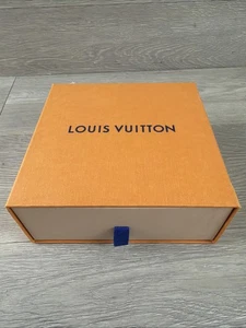 Auténtica caja de regalo vacía Louis Vuitton 6,5” x 6,5” x 2,5” con cajón extraíble - Imagen 1 de 7