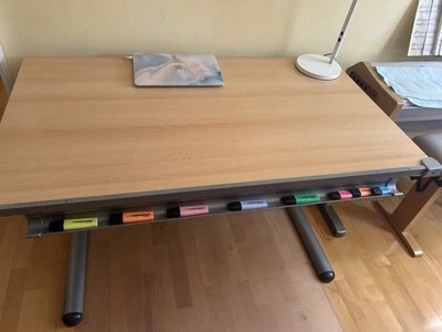 Massiver höhenverstellbarer, kippbarer Holzschreibtisch, Top Zustand - Bild 1 von 4