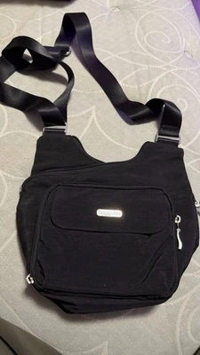 Bolsa tiracolo Baggallini Criss Cross preta com vários bolsos alça ajustável - Imagem 1 de 3