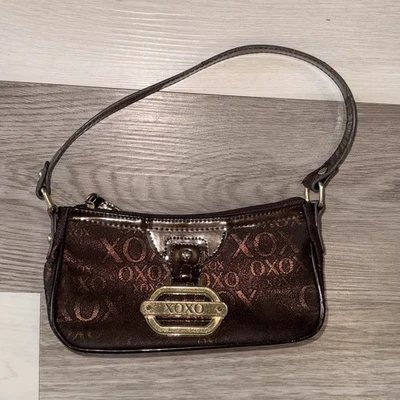 Mini Bolso de Hombro Y2K XOXO Monograma Marrón Brillante Borde de Patente Herrajes Dorados Foto 1 de 4