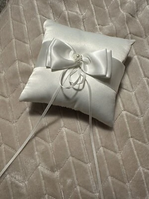 Almohada portadora de anillo para ceremonia de boda con lazo de perlas Foto 1 de 2