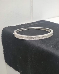 Bracciale con diamanti tondi e baguette naturali 3,15 carati in oro bianco 9k - Foto 1 di 6