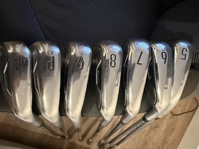 Juego de hierros Titleist T200 (apenas usado) - ¡Consulta la descripción para más detalles! ¡COMO NUEVO! Foto 1 de 4