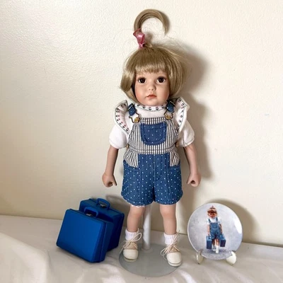 Muñeca de porcelana Danbury Mint Little Runaway y accesorios de Elke Hutchens Foto 1 de 4