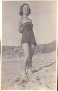 Traje de baño vintage fotografía niña en la playa 1 pieza blanco y negro 2,5"X4" coleccionable - Imagen 1 de 2