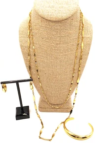 Juego de 3 piezas de pulsera en tono dorado marca Trifari y collar y pendientes sin marca - Imagen 1 de 18