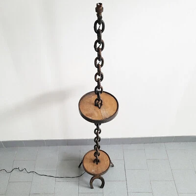 Lámpara de pie vintage Brutalist 1970 cadena y herradura acero y madera años 70 Foto 1 de 4