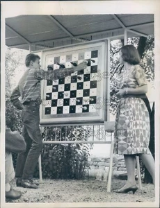 1959 Press Photo Man & Woman Play Chess Game With Vertical Board - Picture 1 of 2